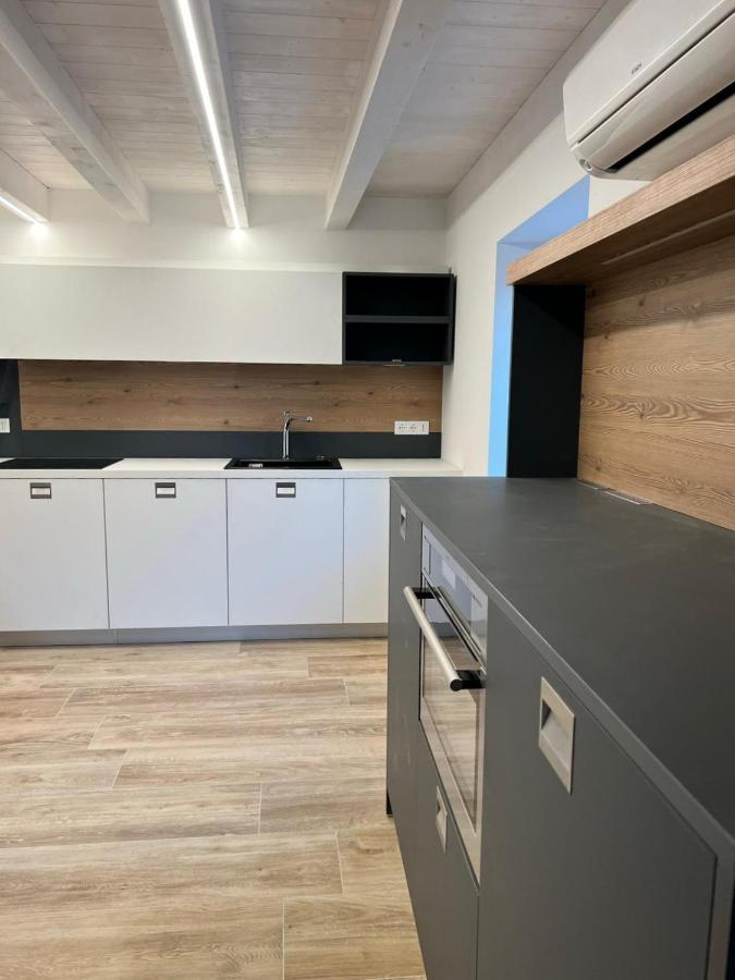 Absentia 1763 Garda Boutique Home - Lake Front Brenzone sul Garda Bagian luar foto