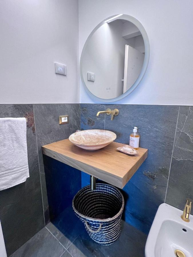 Absentia 1763 Garda Boutique Home - Lake Front Brenzone sul Garda Bagian luar foto