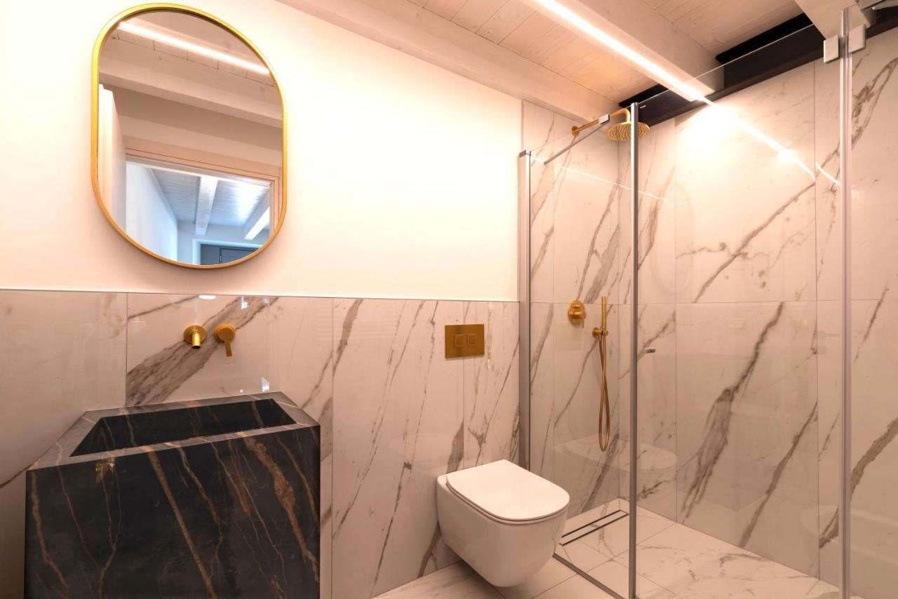 Absentia 1763 Garda Boutique Home - Lake Front Brenzone sul Garda Bagian luar foto