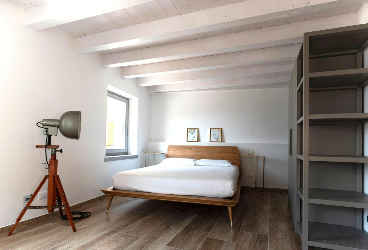 Absentia 1763 Garda Boutique Home - Lake Front Brenzone sul Garda Bagian luar foto