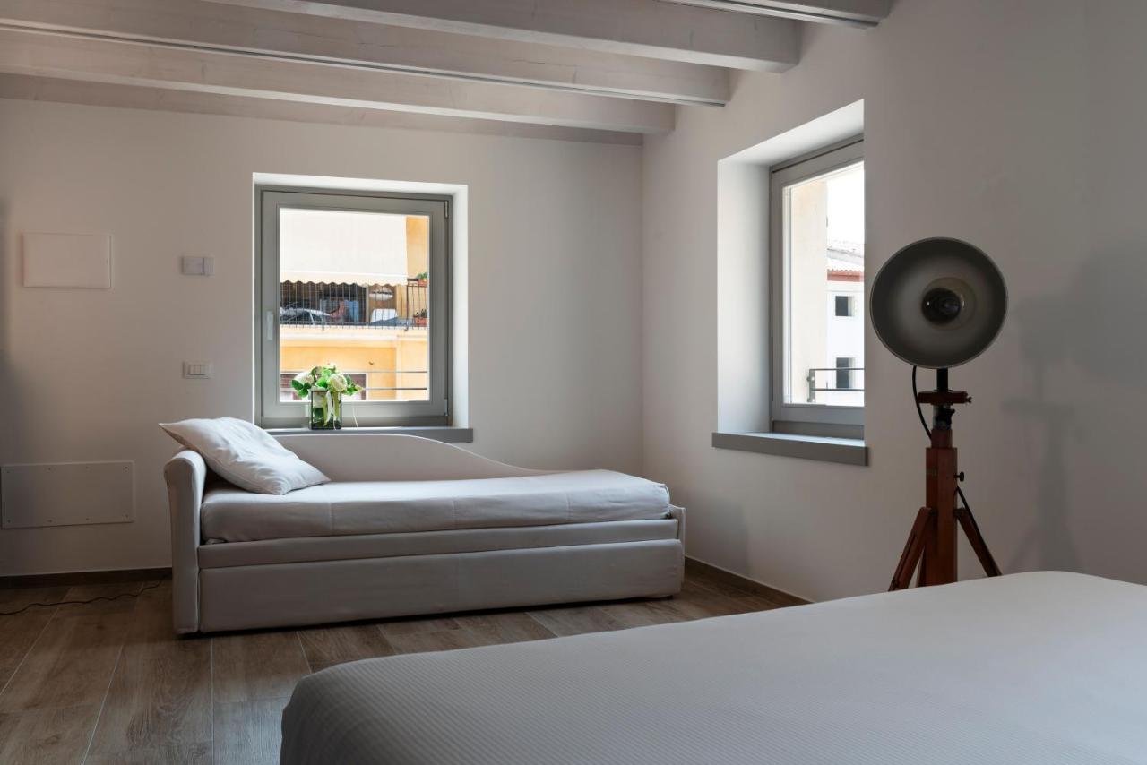 Absentia 1763 Garda Boutique Home - Lake Front Brenzone sul Garda Bagian luar foto