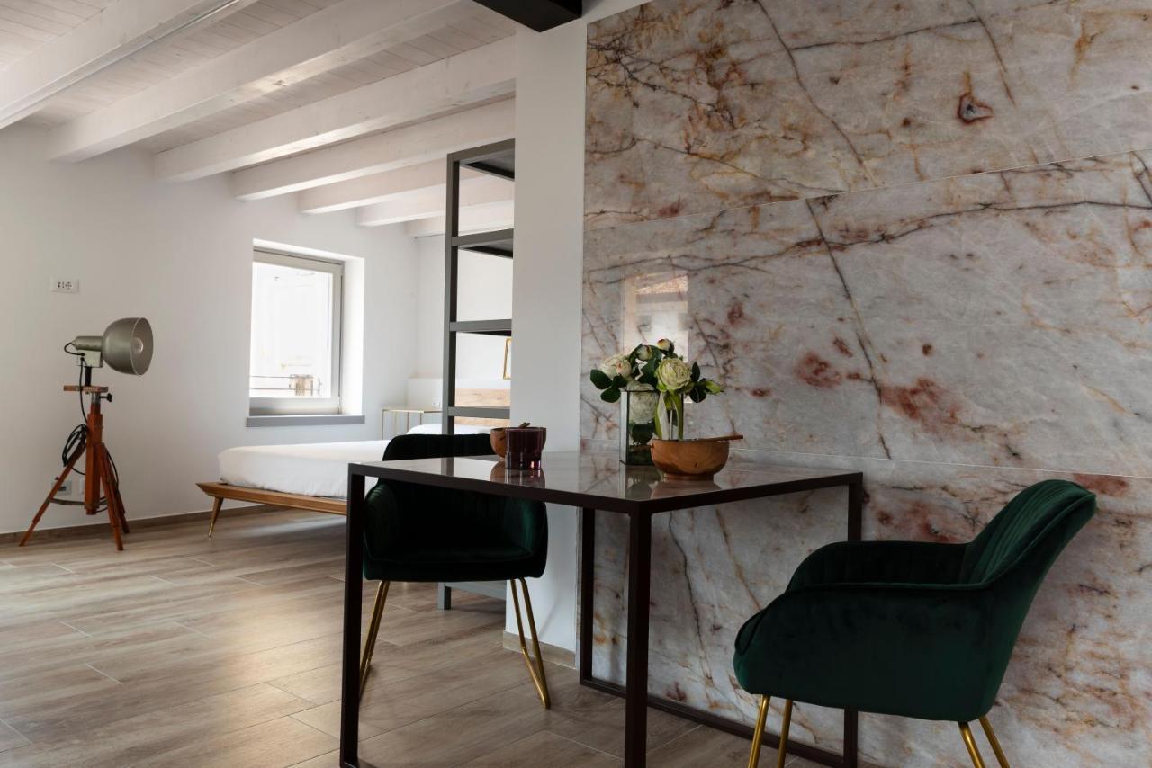 Absentia 1763 Garda Boutique Home - Lake Front Brenzone sul Garda Bagian luar foto