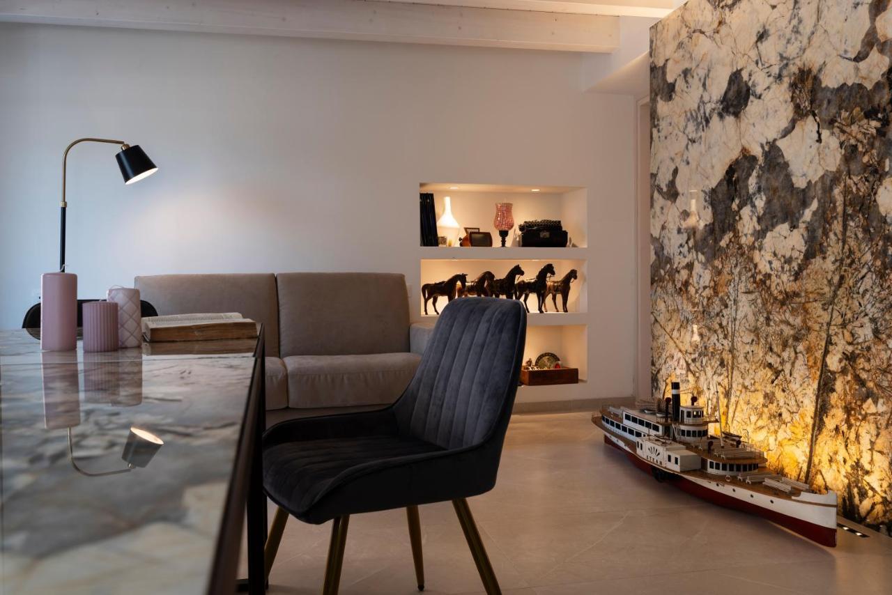 Absentia 1763 Garda Boutique Home - Lake Front Brenzone sul Garda Bagian luar foto