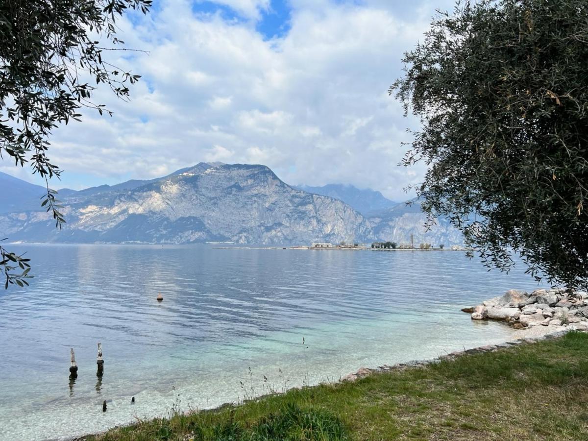 Absentia 1763 Garda Boutique Home - Lake Front Brenzone sul Garda Bagian luar foto