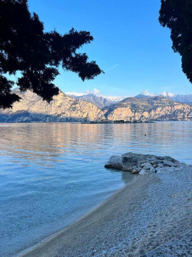 Absentia 1763 Garda Boutique Home - Lake Front Brenzone sul Garda Bagian luar foto