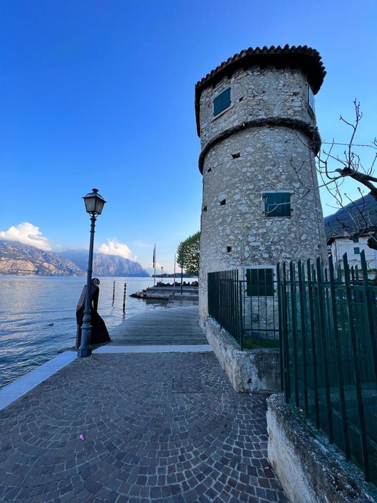 Absentia 1763 Garda Boutique Home - Lake Front Brenzone sul Garda Bagian luar foto