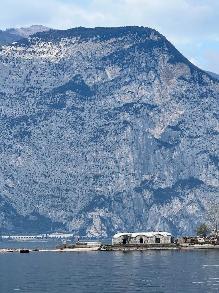 Absentia 1763 Garda Boutique Home - Lake Front Brenzone sul Garda Bagian luar foto