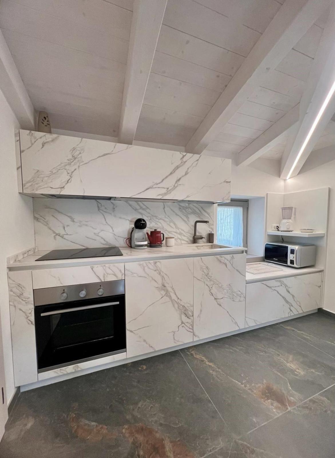 Absentia 1763 Garda Boutique Home - Lake Front Brenzone sul Garda Bagian luar foto